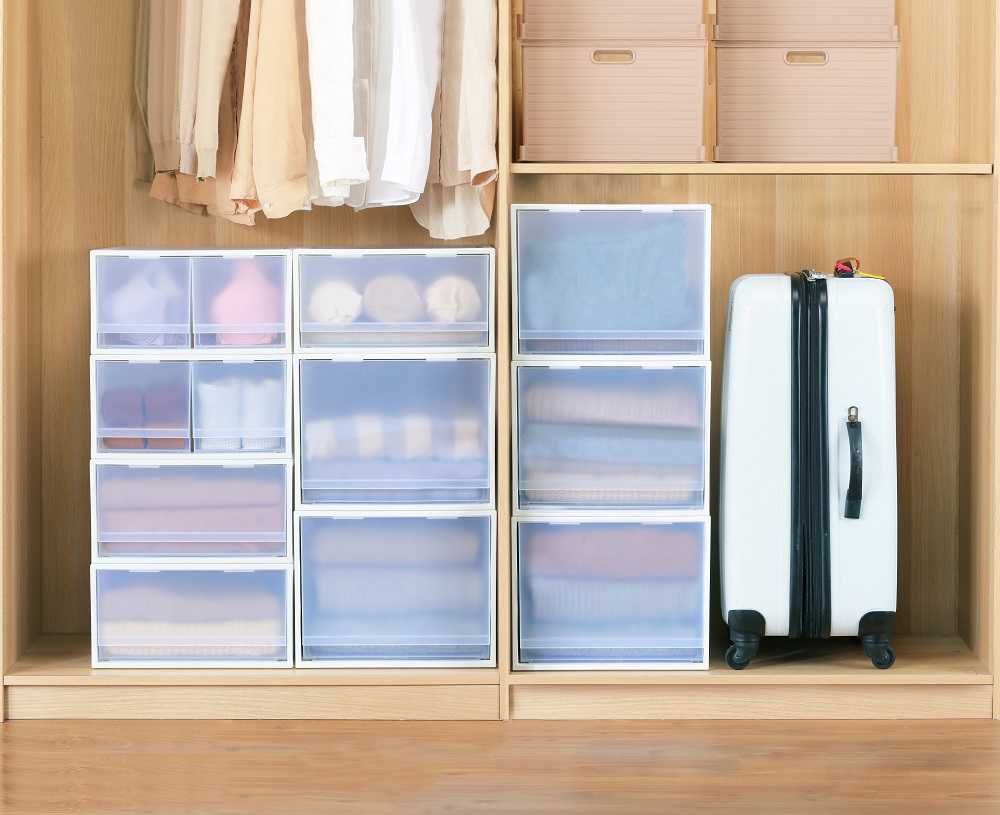 ▲衣櫃吊衣桿下方閒置空間可擺設抽屜式收納箱，收藏襪子、圍巾配件都很適合，空間點滴不浪費。（圖／特力屋提供）