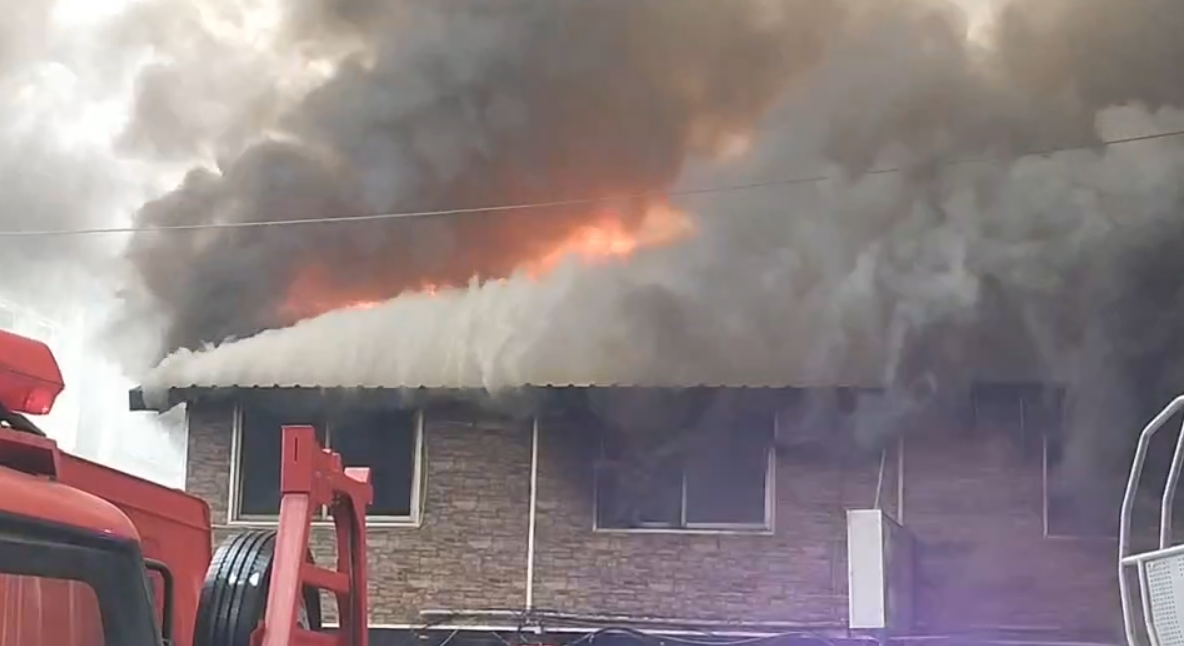 ▲高雄市鹽埕區17日上午發生火警，烈焰燃燒在屋內快速燃燒，大量濃煙急速從屋內竄出。（圖／翻攝自記者爆料網）