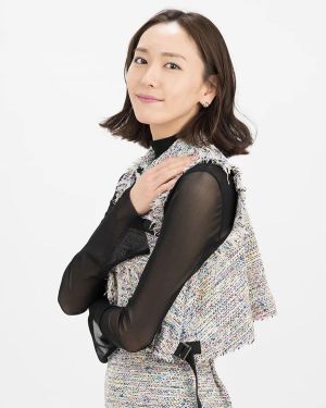 ▲新垣結衣露出額頭,造型顯得老態許多。(圖/翻攝aragakiyui_fanspage IG) ▲新垣結衣因矯正牙齒,導致臉型改變。(圖/翻攝aragakiyui_fanspage IG)
