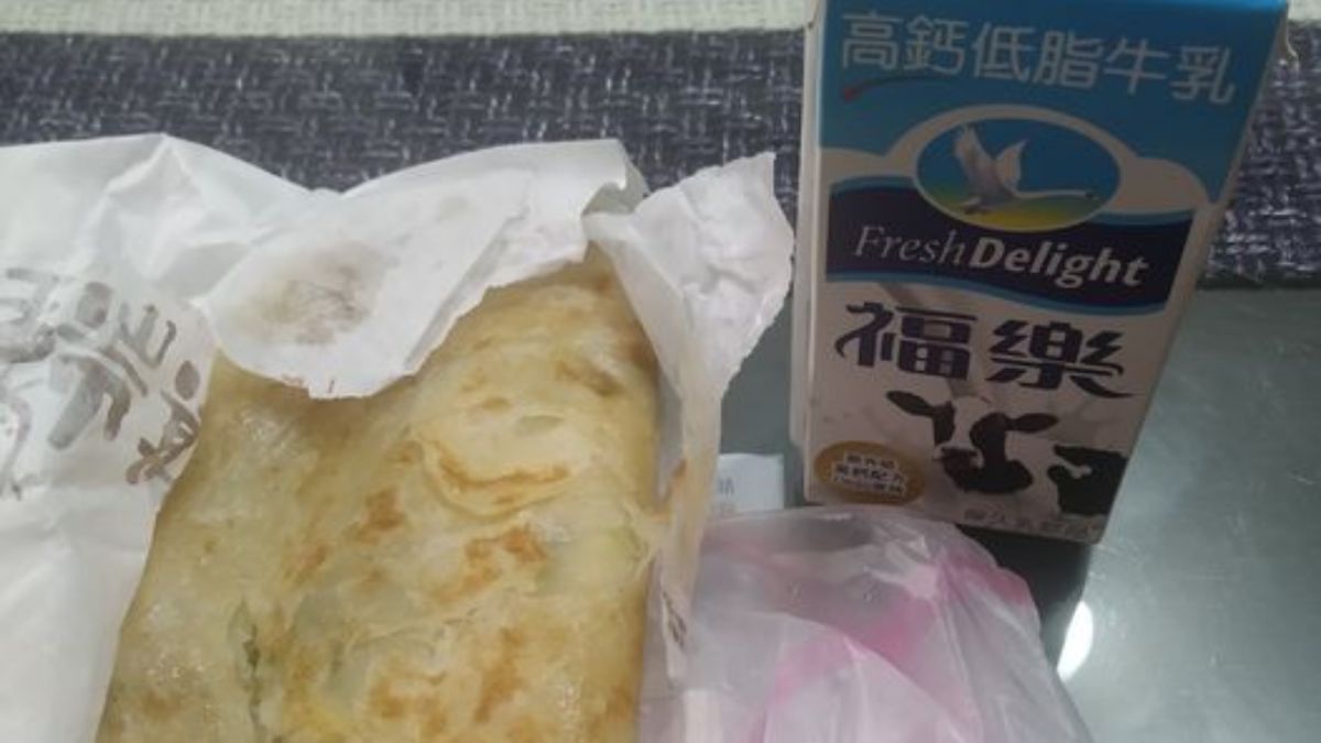 ▲有新竹的家長網友抱怨，隔離後申請的餐點服務，早餐竟然是蔥油餅加蛋和一杯牛乳，讓他非常氣憤，是要讓小朋友拉肚子。（圖／爆怨公社）
