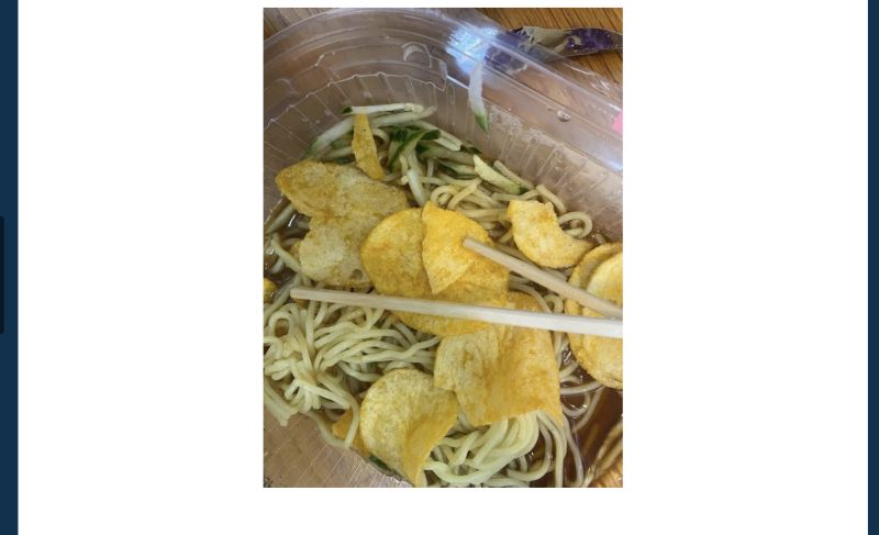 ▲原PO嘗試把洋芋片加入涼麵裡一起吃，沒想到發現味道超讚，新吃法讓老饕也震驚了。（圖／翻攝自Dcard）