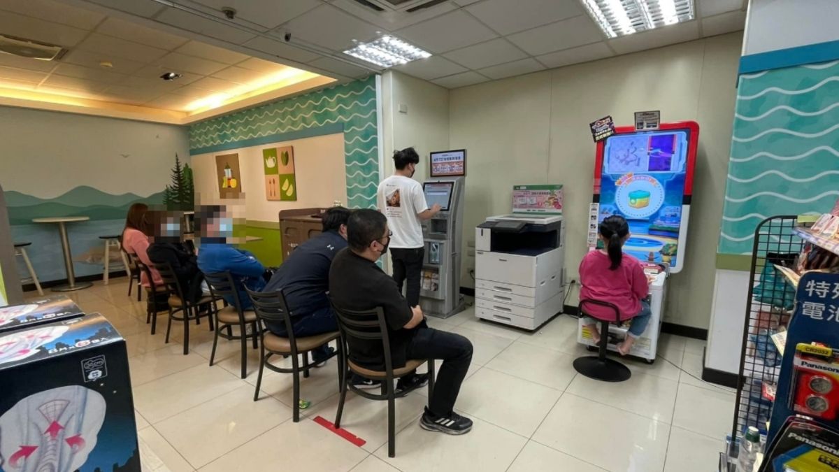 ▲網友驚見7-11的寶可夢機台，就連大人也瘋狂，有秩序的坐在椅子上排隊等著玩。（圖／翻攝爆廢公社）