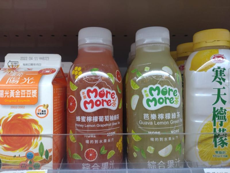 ▲老人家所指的「摸摸茶」，真正名稱其實是「水果More More茶」。（圖／翻攝爆廢公社臉書）