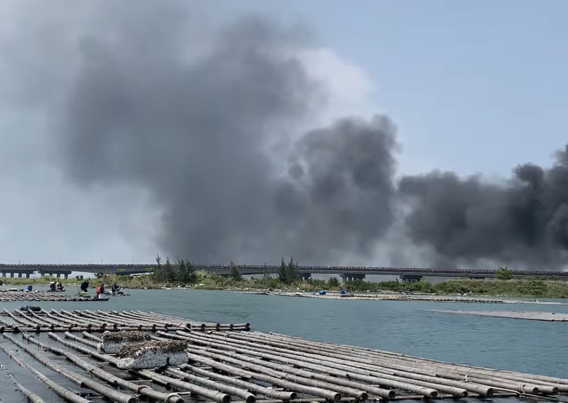 ▲ 台江國家公園傳火警！雜草突起火　濃煙竄升天際。（翻攝自爆料公社）