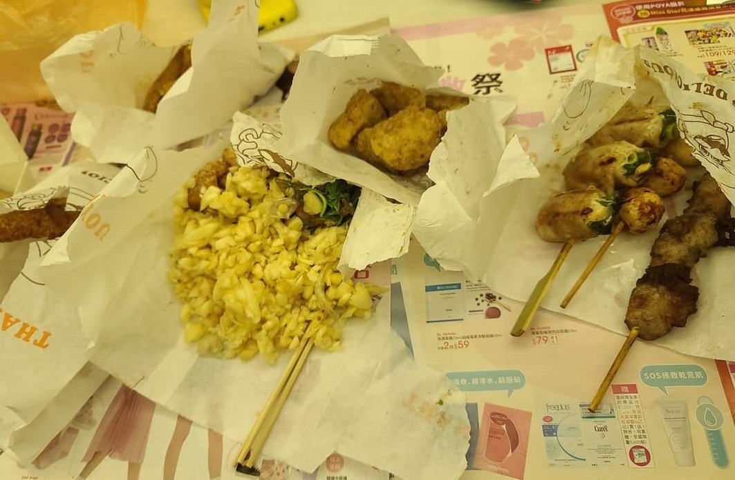 ▲許多人吃鹹酥雞喜歡蒜頭、九層塔等配料多一點，能大幅增添風味。（圖／翻攝《爆廢公社》）