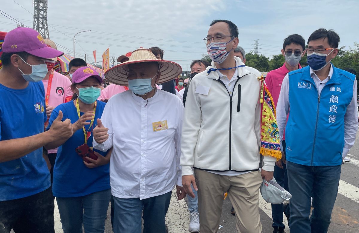 ▲朱立倫在大甲溪橋迎接大甲媽鑾轎後，與顏清標同行。（圖／朱立倫辦公室提供，2022.04.17）