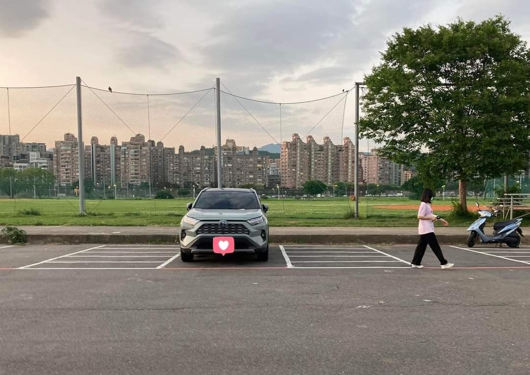 ▲原PO目睹某處公園停車場，出現女駕駛誤把機車停車格間隙當成停車格。（圖／翻攝《爆廢公社二館》）