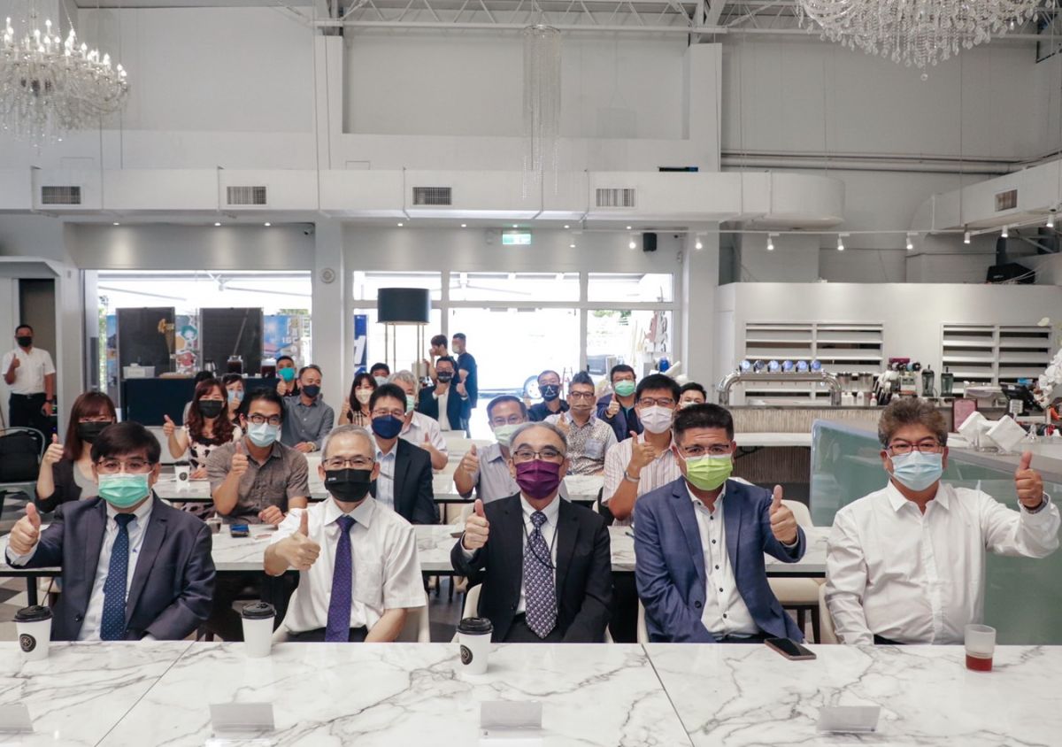 ▲經濟部加工出口區管理處處長楊伯耕(前排中)協助區內傳統製造產業創新，以提供產品升級轉型。(圖／記者黃守作攝)