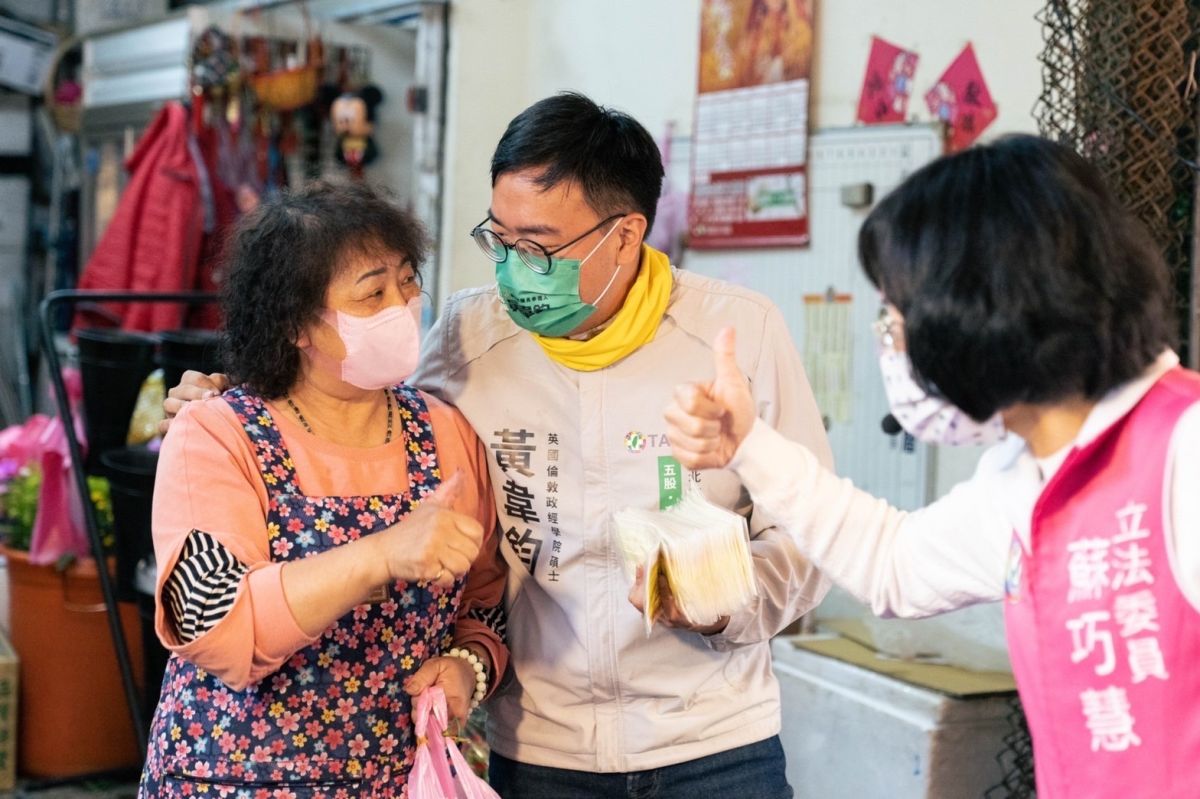 ▲民進黨新北市議員參選人黃韋鈞勤跑基層，只花不到5個月就完成100次市場掃街。（圖／黃韋鈞辦公室提供）