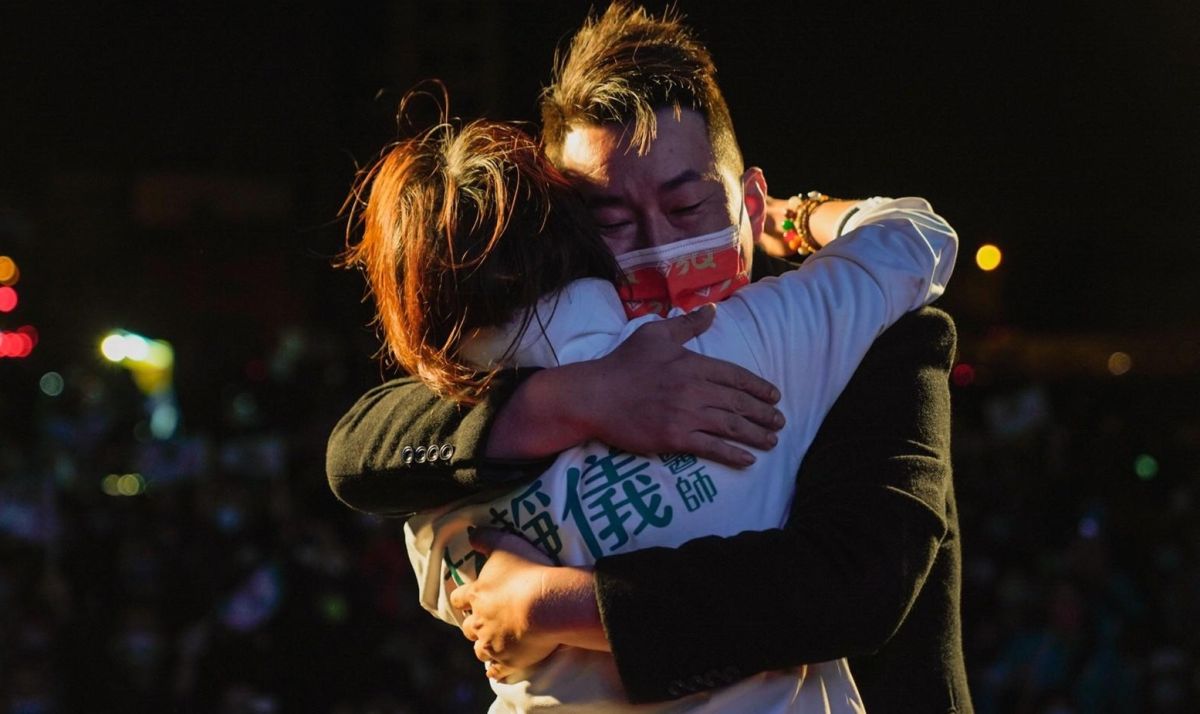 ▲林靜儀當選之夜實現「姐姐幫你贏回來」承諾，陳柏惟激動擁抱。（資料畫面／林靜儀競選總部提供，2022.04.17）