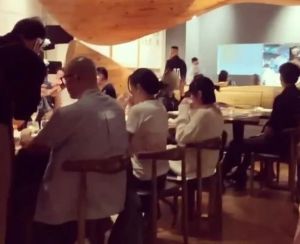 具俊曄 ▲具俊曄(左二起)和大S、小S到米其林二星餐廳用餐,廚師向他介紹法式料理。(圖/翻攝韓國論壇)