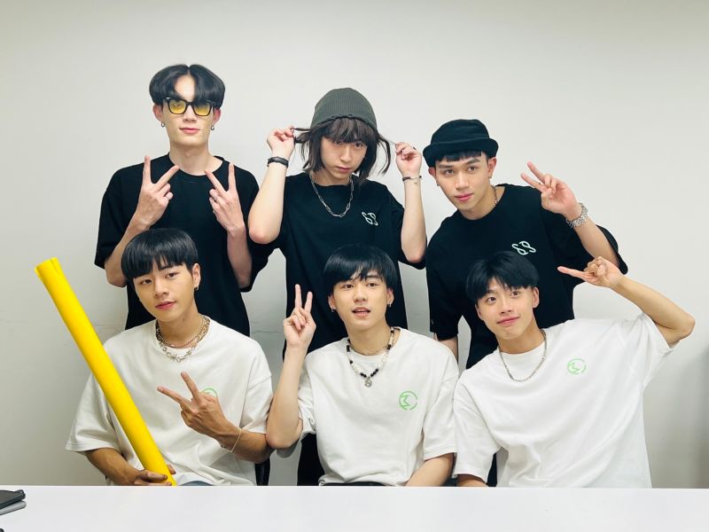 ▲《原子少年》土星組的呂植宇(後排左起)、曹家齊、陳水豐和地球組的林佳辰(前排左起)、周祖安、黃文廷以前都在同一家公司培訓,唱跳實力俱佳。(圖/野火娛樂提供)