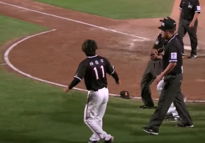 ▲林岳平爆氣，賽後與裁判衝突。（取自CPBLTV)