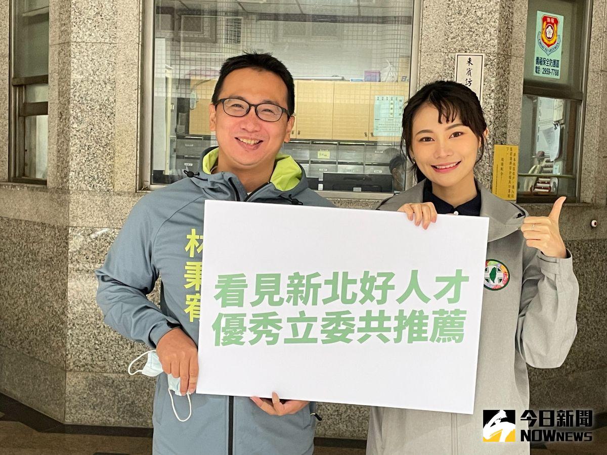 ▲爭取民進黨新北市第3選區（新莊）議員提名的林秉宥（左），因貼身的助理確診，依規定遭匡列隔離，因而無法拜票。（圖／記者陳志仁攝，資料照）
