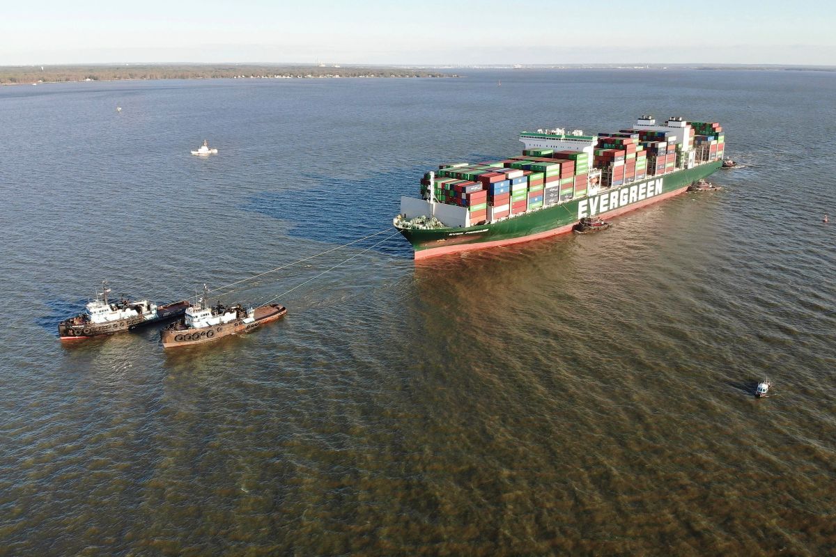 ▲長榮長程輪3/13於美擱淺，34天後終於脫困。（圖／達志影像／美聯社）