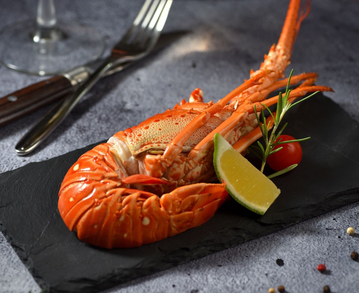 ▲王品牛排「龍蝦尋人」爸爸版來了，名字對中「金／明／財／華」任1字，就能免費爽吃千元法式焗烤龍蝦。馬辣集團對中身分證「1、2、5、8」任2碼，也能享有北海道生食級干貝等加菜吃到飽。（圖／王品集團提供）