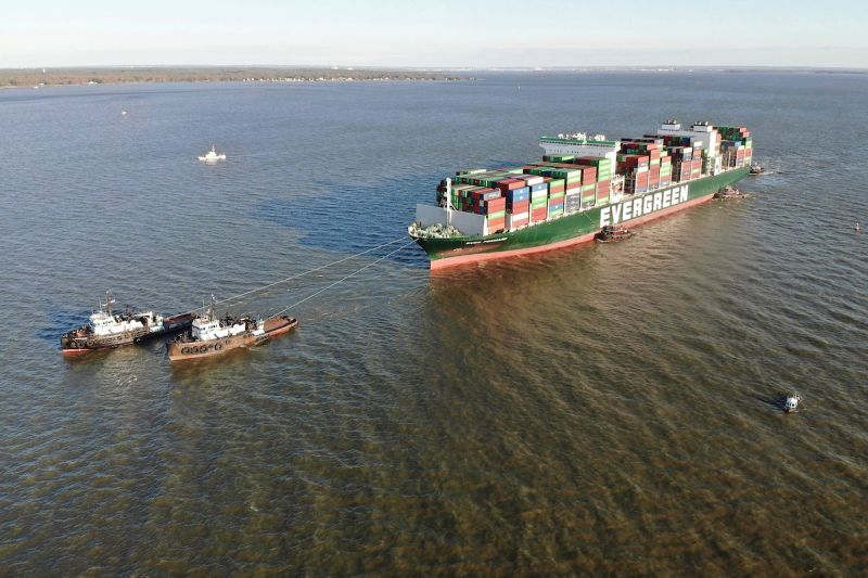 ▲川普關稅帶來的提前拉貨潮已到盡頭，海事顧問機構點名包含台灣長榮海運與陽明海運等航運公司獲利可能下滑。圖為長榮海運旗下「長程輪」。（圖／美聯社／達志影像）