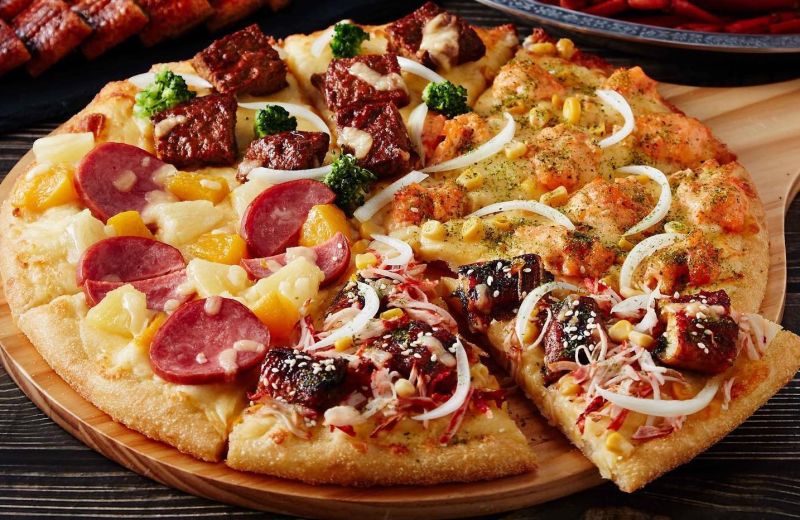 ▲大家喜愛的達美樂披薩再祭出外送大披薩買1送1，最高現賺850元。（圖／翻攝自達美樂披薩FB）