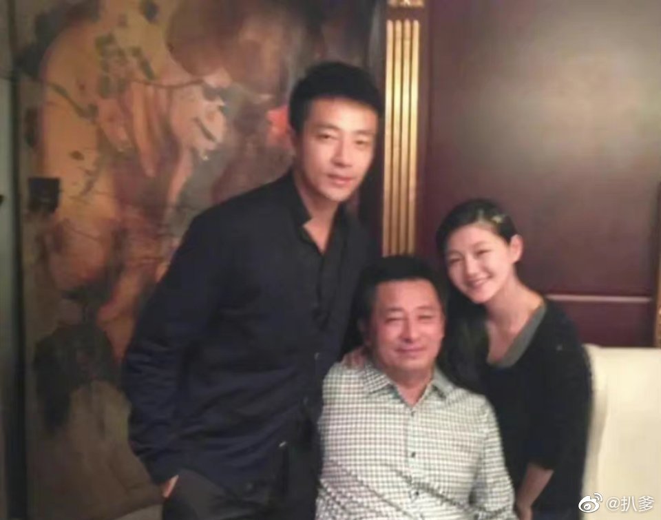 ▲汪小菲（左）曾帶老婆大S（右）跟父親汪則翰（中）合影。（圖／翻攝汪小菲微博）