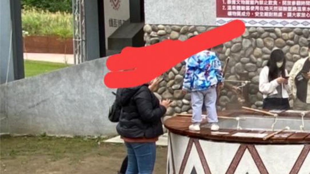 ▲有民眾撞見，媽媽滑手機，放任小孩爬在溫泉煮蛋池旁玩耍。（圖／翻攝爆廢公社）