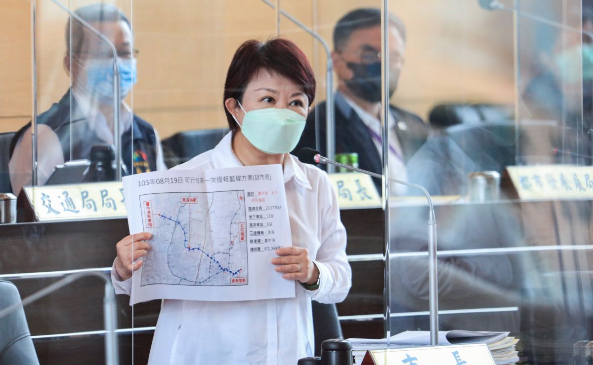 ▲盧秀燕拿著路線圖，強調她的捷運藍線是胡志強時代版本，並指林佳龍變更路線的動機「啟人疑竇」。（圖／台中市政府提供，2022.04.18）