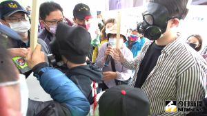 美福自救會想衝進桃園市府 ▲自救會成員一度想衝進市府,與現場員警發生拉扯衝突。(圖/記者李春台攝,2022.04.18)
