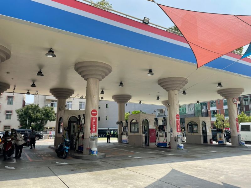 ▲ 台灣中油公司自明(27)日凌晨零時起汽、柴油各調漲0.4元及0.3元。(圖/記者林怡孜攝,2022,04,18)