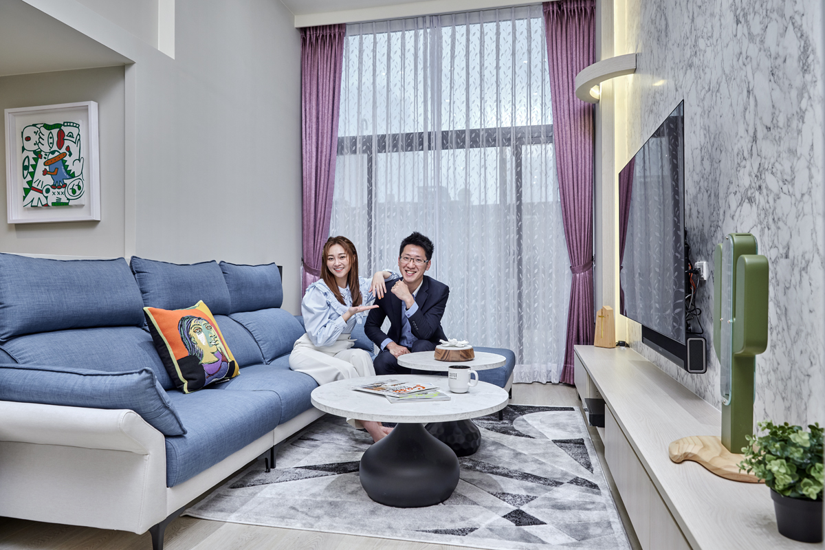 ▲歐德傢俱設計師李定宸(右)用健康綠建材，為藝人張文綺(左)，打造典雅輕奢「女王的殿」。（圖／品牌提供）