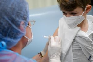 ▲國內6至11歲兒童新冠疫苗昨（2）日首次開打，不過許多家長仍擔憂副作用持續觀望。（圖／美聯社／達志影像）
