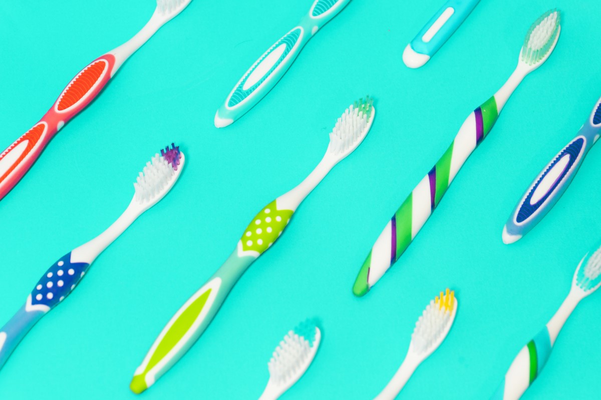 ▲市售的牙刷款式百百種，但是你知道有些牙刷刷毛前端為何改用深色嗎？（示意圖／取自unsplash）
