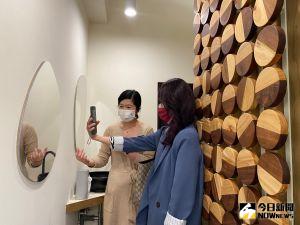 時尚與傳統激盪火花 「望好飲」與國產材跨域結盟 ▲運用香杉和相思木製作成深淺兩色的Wall deco,就像是一顆顆從氣泡飲跳出來的泡泡,已成為客人拍照打卡網紅牆。(圖/記者金武鳳攝,2022.4.18)