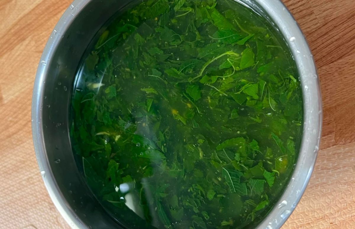 ▲有網友秀出家中餐桌的「一鍋青綠色」消暑聖品，隨即釣出不少台中人嗨翻大讚。（圖／翻攝《爆廢公社二館》）