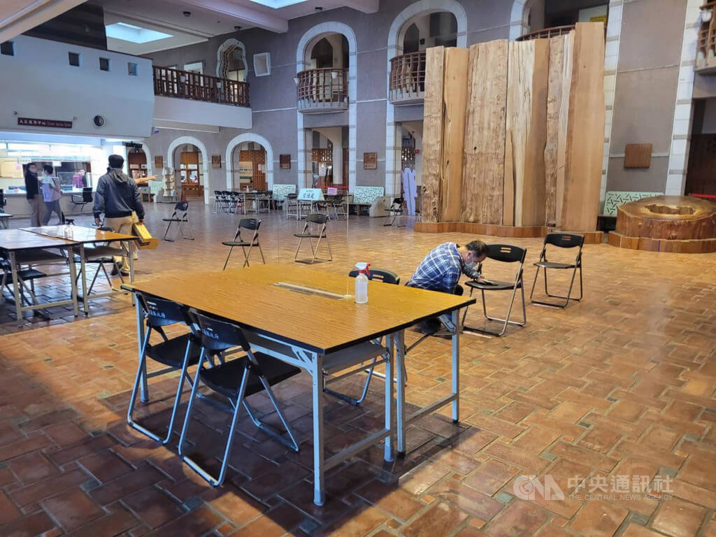 ▲考量COVID-19（2019冠狀病毒疾病）疫情升溫，宜蘭縣政府員工18日在縣府大廳規劃集中洽公區，19日起民眾前往洽公都須在集中洽公區，防止疫情擴散。（圖／中央社）