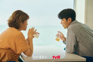 ▲劇中,車勝元(右)跟李姃垠重回高中校外教學地點。(圖/tvN) ▲劇中,車勝元(右)跟李姃垠重回高中校外教學地點。(圖/tvN)
