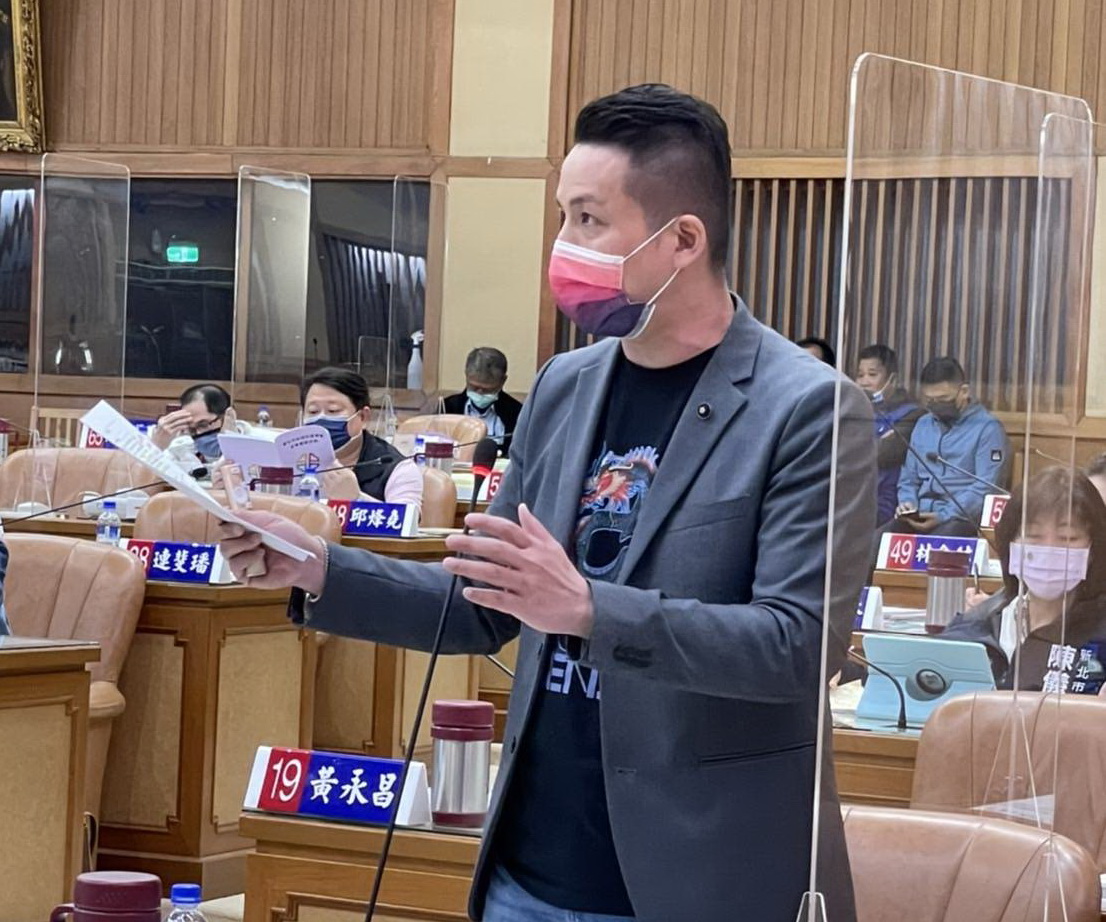 ▲新北市議員陳偉杰質疑衛生局，一個急症患者打電話叫救護車，救護車卻花了一個多小時才到，這不會不久嗎？（圖／新北市議員陳偉杰提供）