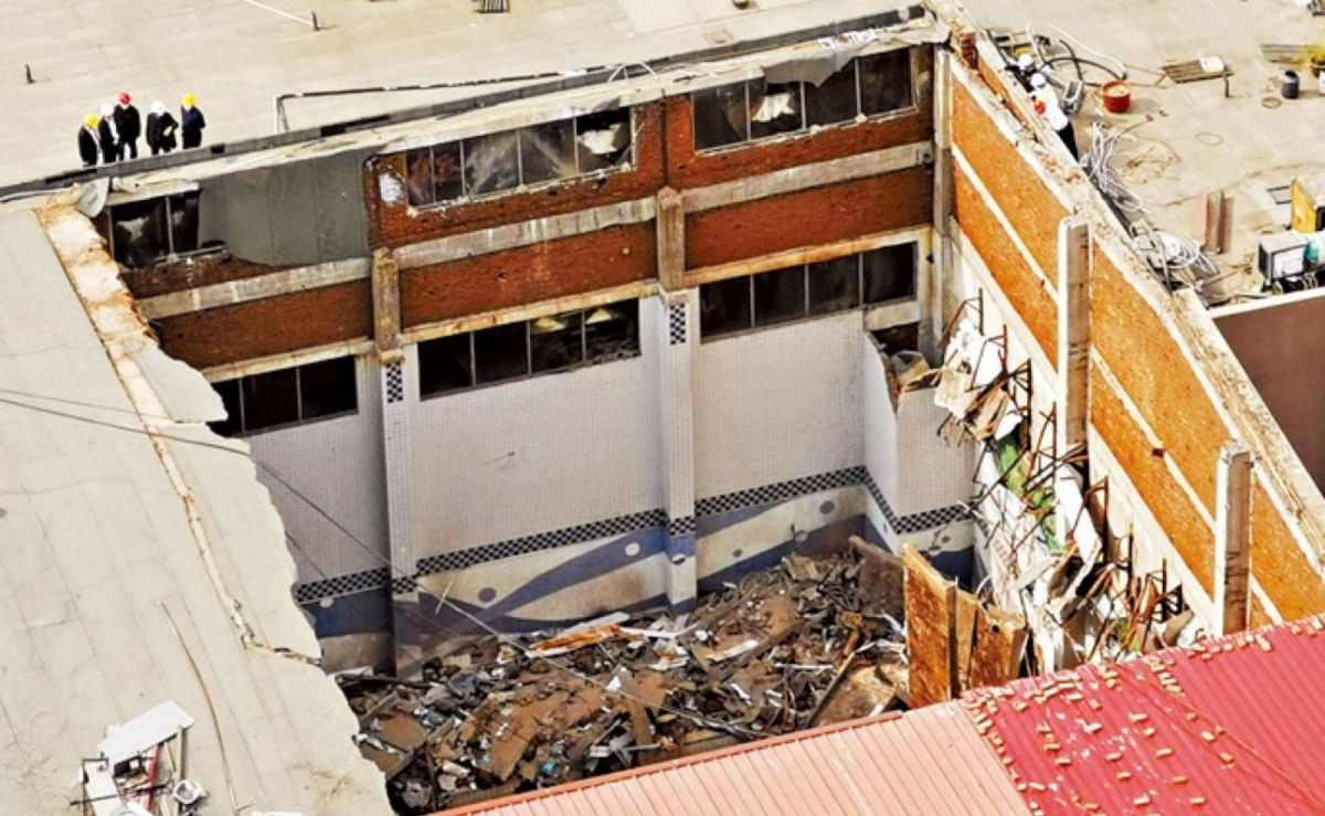 ▲河南省鄭州市一處游泳池的頂棚崩塌，建築碎塊掉入泳池中，造成3死9傷，現場混亂一片狼籍。（圖／翻攝自微博）