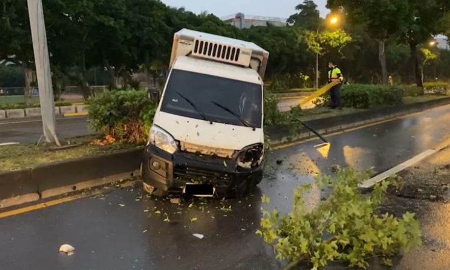 ▲小貨車撞上機車後，又失控撞上安全島，飛至對向車道。（圖／翻攝畫面）