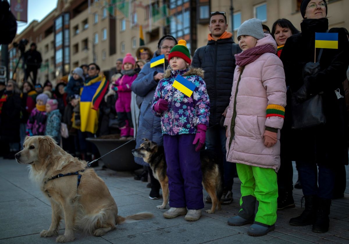 ▲專家指出，在俄烏衝突中，波羅的海國家備受俄國威脅，也讓中國的形象惡化，並為台灣創造機會。圖為立陶宛的挺烏民眾。（圖／美聯社／達志影像）