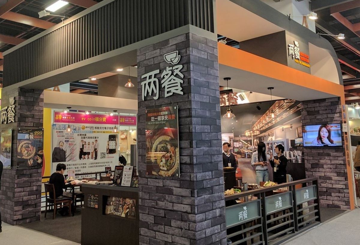 ▲Threads上有民眾控訴到兩餐韓國年糕火鍋吃到飽西門店，遇鄰桌客人癲癇昏倒沒有任何員工協助，指控「看到服務生跨過昏倒的媽媽正常工作」。業者嚴正聲明：「引起不實謠言的擴散」保留法律追訴權。（示意圖／翻攝『 兩餐 』 두끼 韓國年糕火鍋吃到飽-台灣首店西門店臉書粉專）