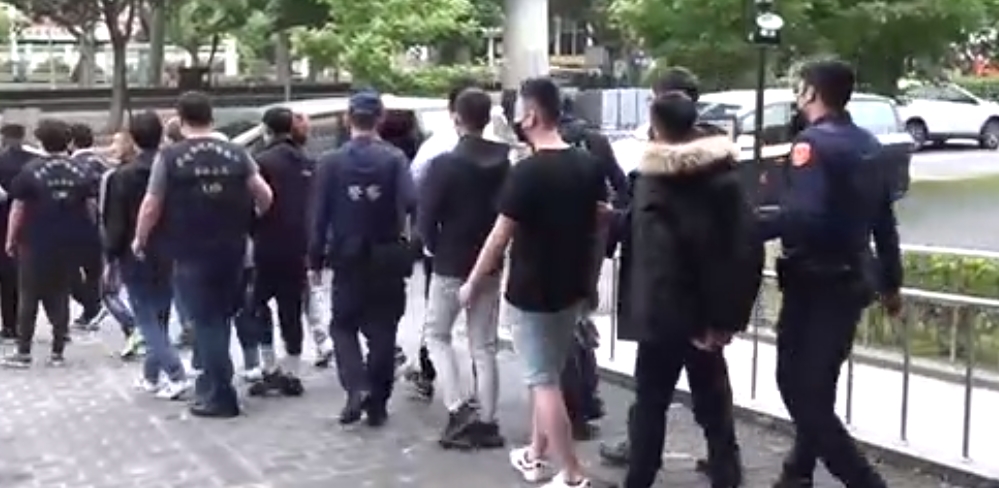 ▲警方獲報後出動快打部隊，將涉案14人全數帶回偵辦。（圖／翻攝畫面）