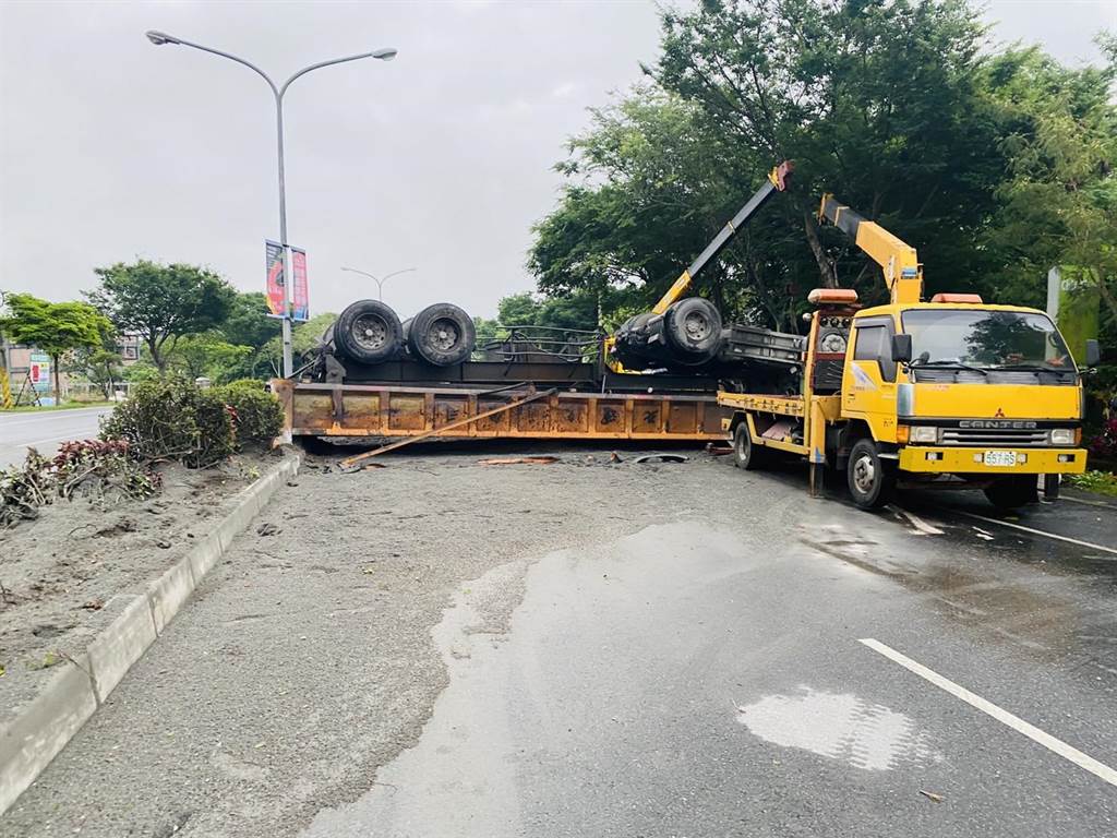 ▲砂石車疑因天雨路滑失控翻覆，黎姓駕駛也因強大衝擊力當場失去生命跡象。(圖／翻攝畫面)