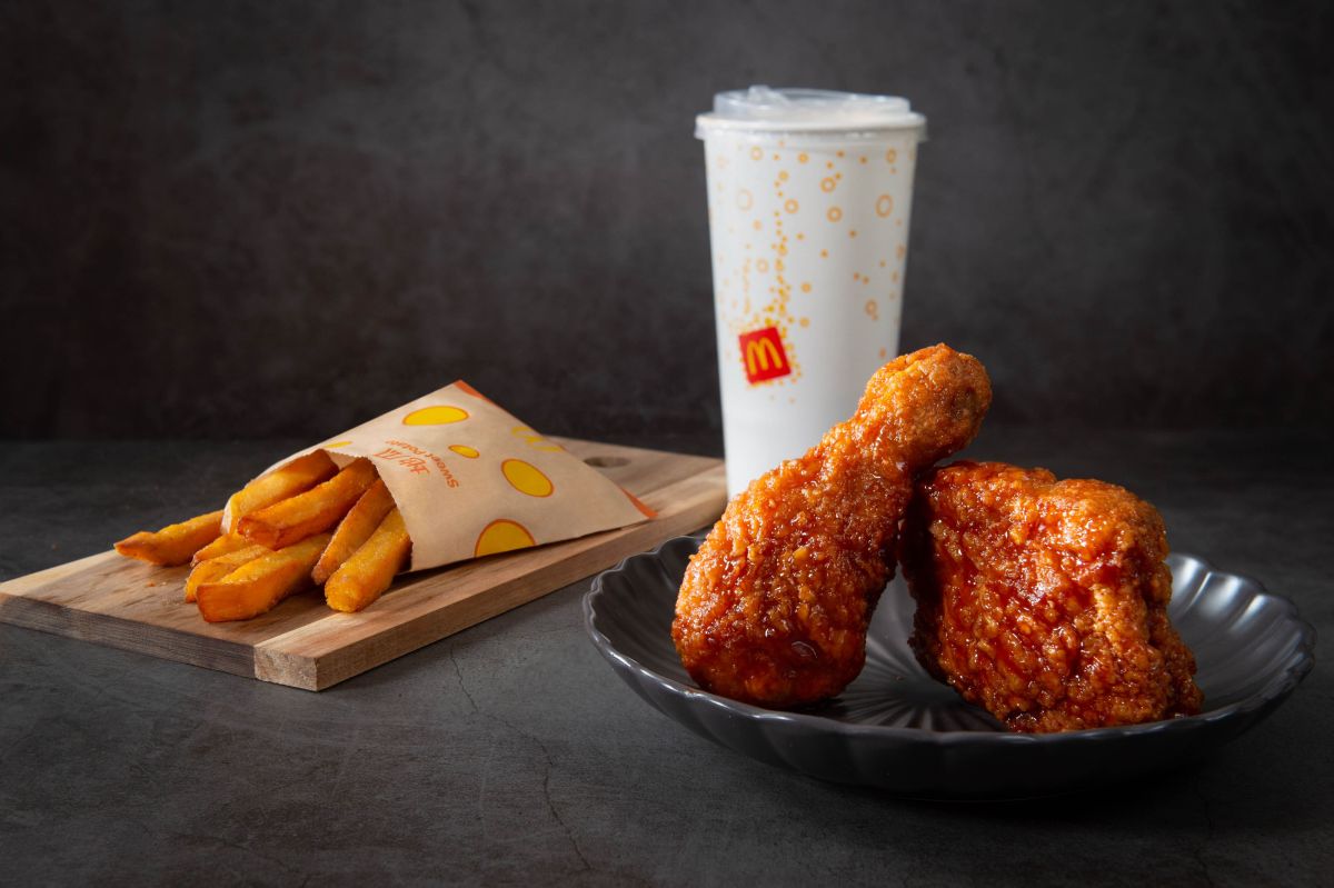 ▲粉絲敲碗成功！麥當勞重磅回歸「韓風炸鷄腿」，還可搭配引發地瓜薯條PK大戰的「金黃地瓜條」套餐，宅在家也能爽爽吃到兩大人氣追劇標配。（圖／台灣麥當勞提供）