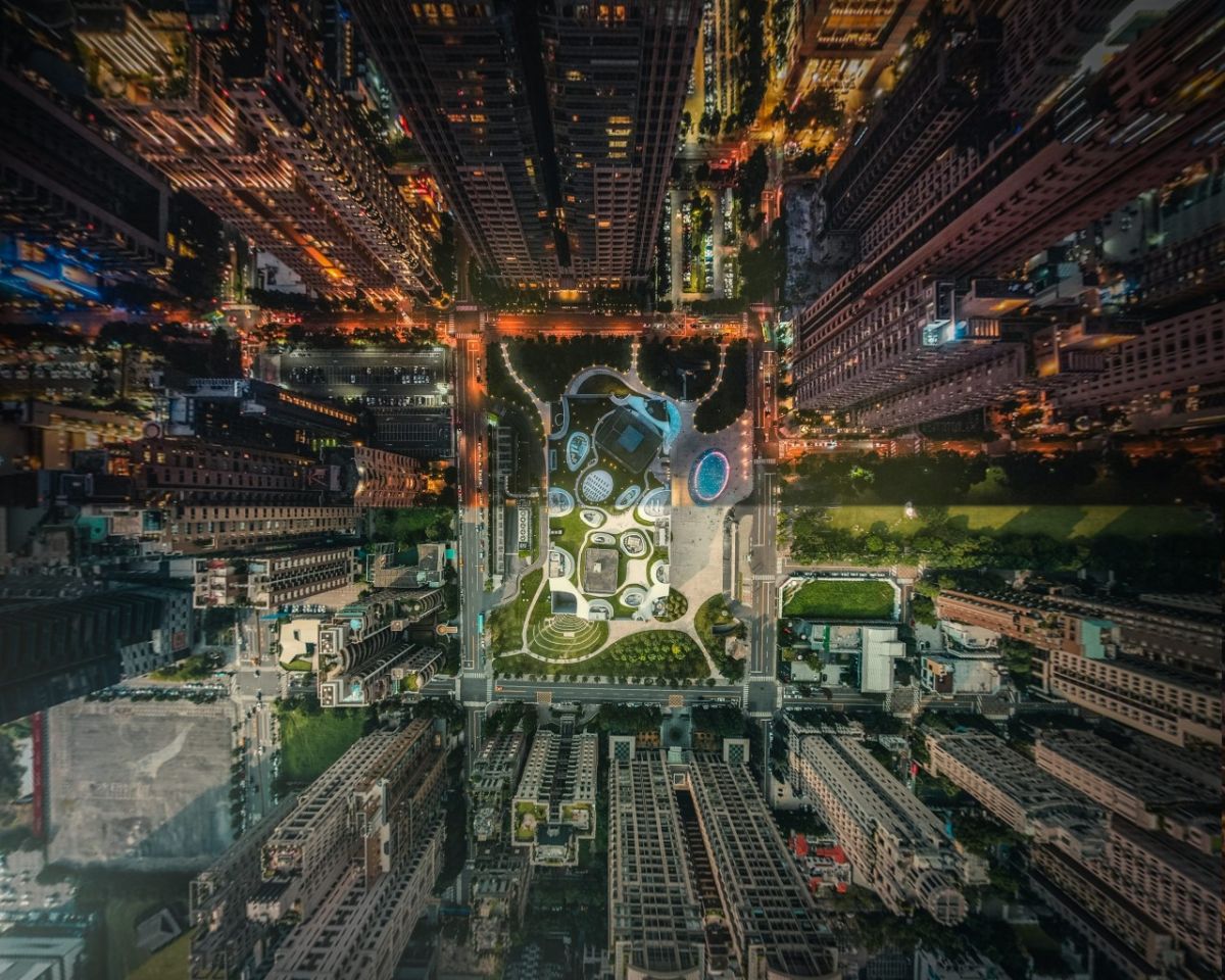 ▲台科大學生龔照峻以日與夜（Day and Night）的台中歌劇院空拍照，獲IPA攝影獎建築類的城市景觀第二名。（圖／台科大提供）