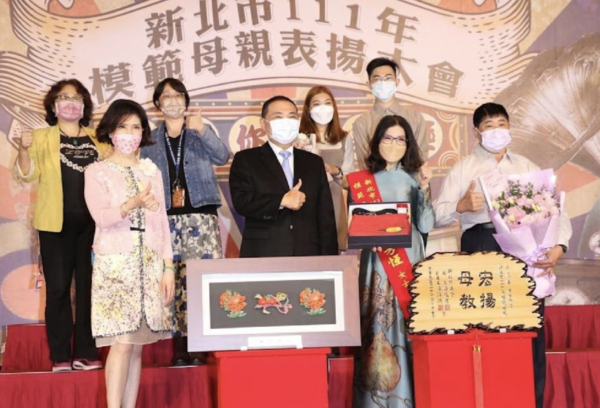 ▲新住民武氏芳恆（前排右二）獲侯友宜市長頒發模範母親。（圖／社會局提供）