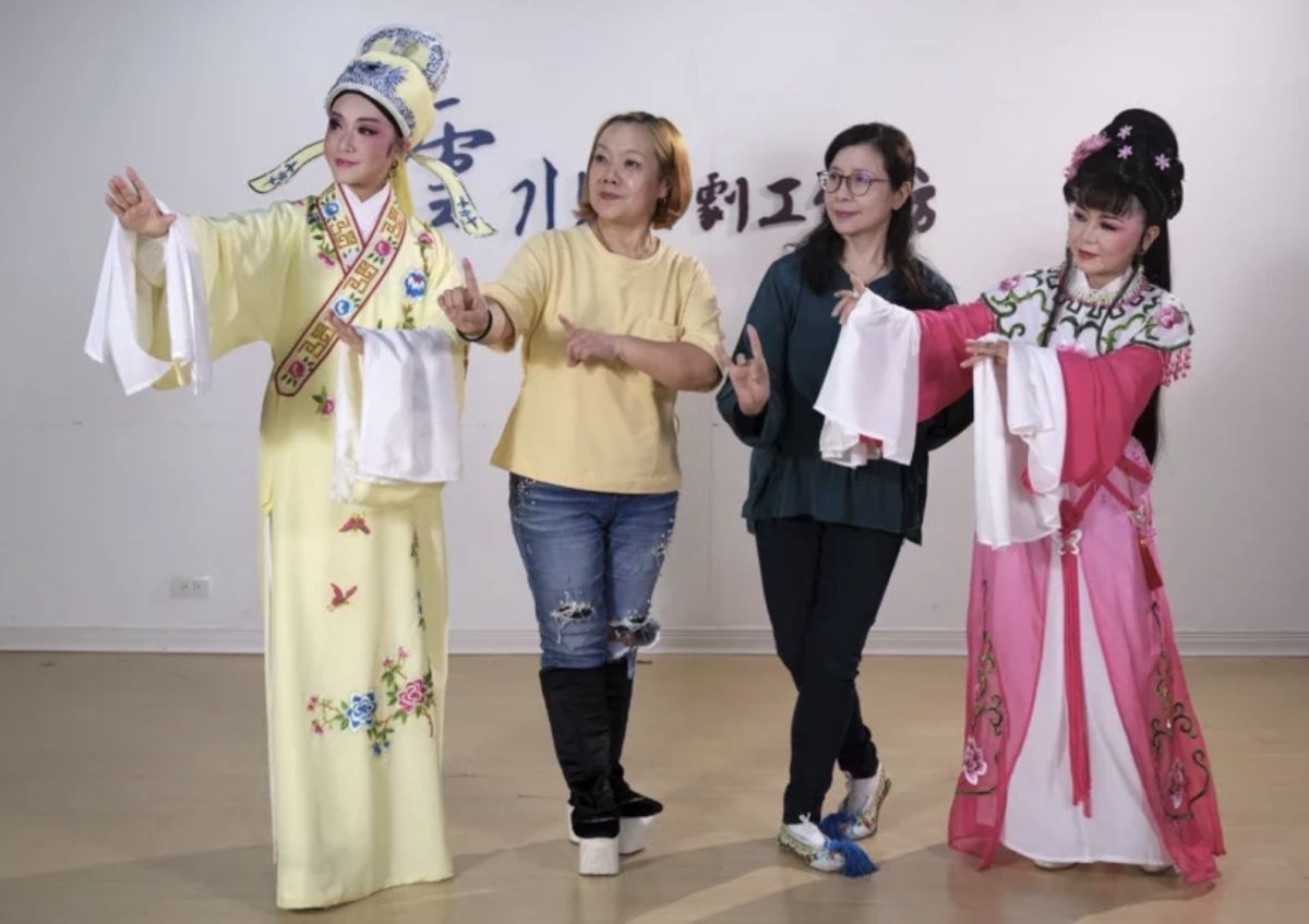 ▲新住民陶卉（左二）在永和區雲水戲劇工作坊，認真教授越劇精髓給學員。（圖／新北市文化局提供）