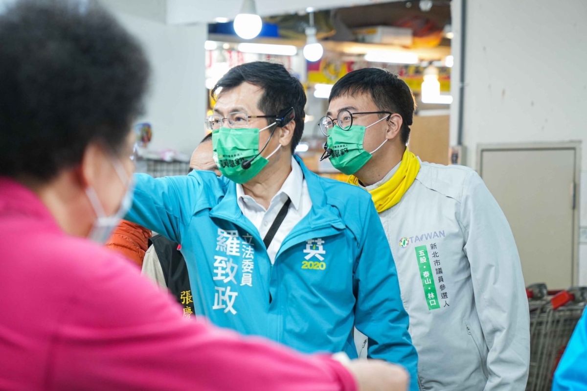 ▲英系立委羅致政今（19）日赴泰山力挺蘇系議員參選人黃韋鈞。（圖／黃韋鈞辦公室提供）