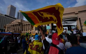 ▲斯里蘭卡民眾聚集在總統辦公室外抗議。（圖／美聯社／達志影像）
