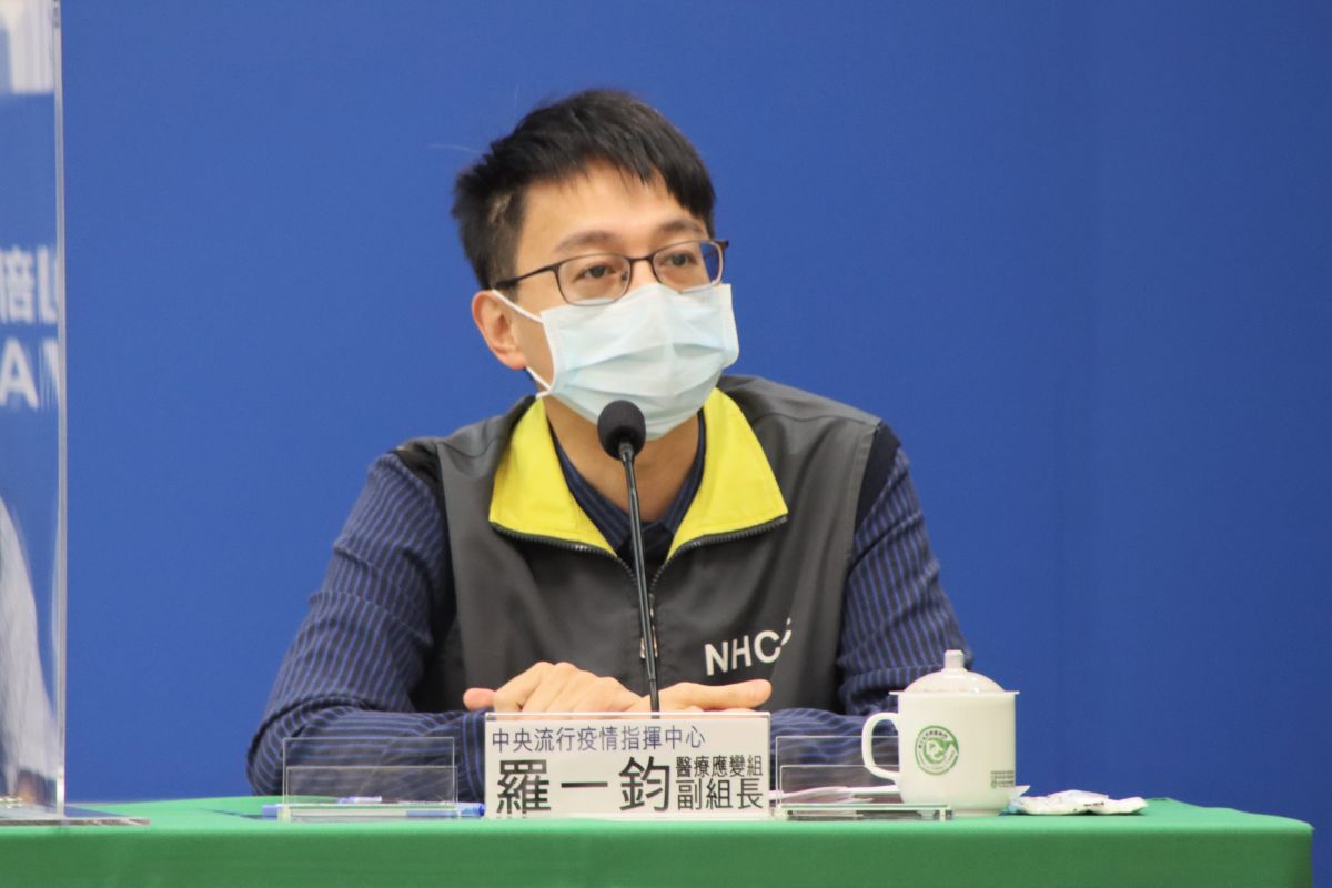 ▲羅一鈞表示，吸菸或曾經戒菸者染疫後重症風險高，有納入重症高風險因子，可做口服藥物放寬使用條件。（圖／指揮中心）