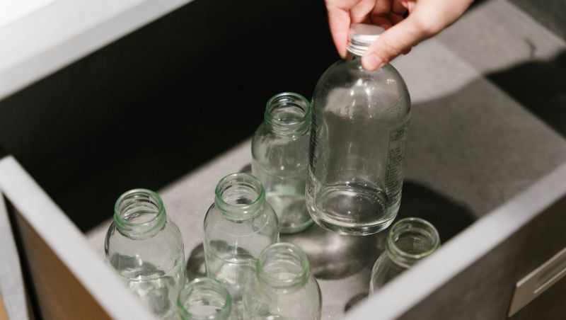 ▲家中不用的玻璃瓶罐清洗乾淨，帶到MUJI無印良品全台門市回收，4月21日起可免費換台灣產豆奶一瓶，換完為止。（圖／業者提供）
