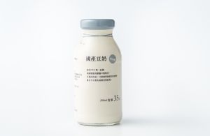 ▲今(22)日起到5月8日期間,全台無印良品回收玻璃瓶罐換豆奶,就算只回收1個玻璃空瓶,也能獲贈台灣產豆奶1瓶,贈品以1瓶為限、不累贈,送完為止。(圖/業者提供) ▲今(22)日起到5月8日期間,全台無印良品回收玻璃瓶罐換豆奶,就算只回收1個玻璃空瓶,也能獲贈台灣產豆奶1瓶,贈品以1瓶為限、不累贈,送完為止。(圖/業者提供)